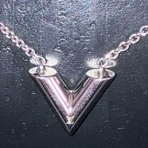 Auth Louis Vuitton "V" Necklace - Picture 2 of 6